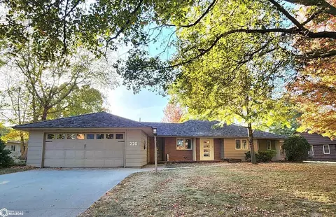 220 Willowbrook Dr, Mason City, IA 50401