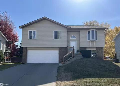 908 Mockingbird Dr, Carroll, IA 51401