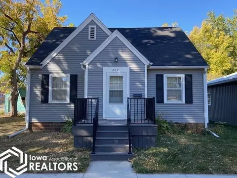 207 N 7th St, Clear Lake, IA 50428