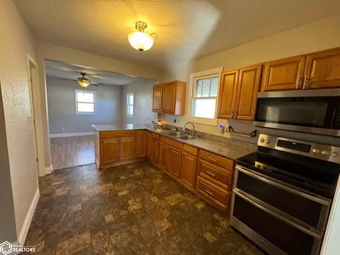 613 W Maple St, Centerville, IA 52544 photo 4