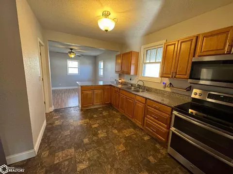 613 W Maple St, Centerville, IA 52544 photo 5