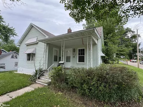 613 W Maple St, Centerville, IA 52544