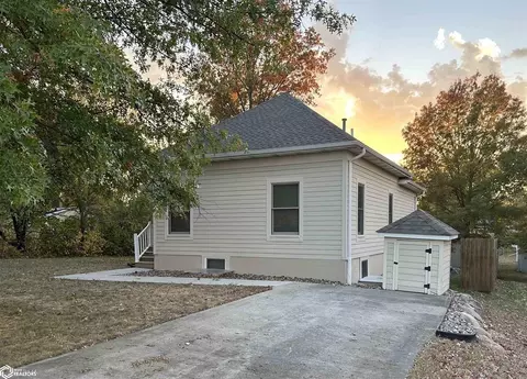 719 N 12th St, Chariton, IA 50049