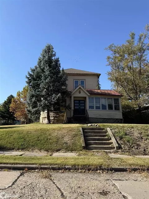 717 S 4th St, Burlington, IA 52601