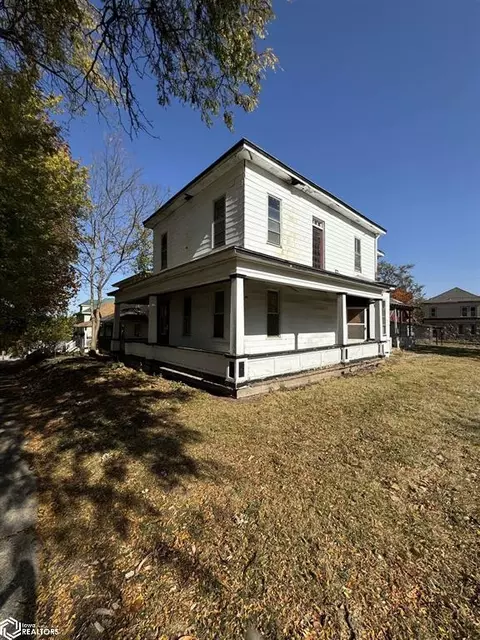 718 S 5th St, Burlington, IA 52601