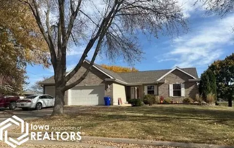 907 Golfview Ave, Britt, IA 50423