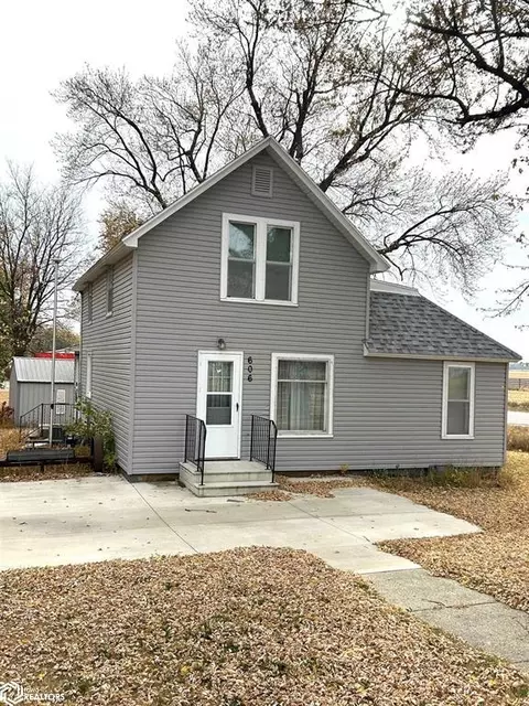 606 W Olive St, Graettinger, IA 51342