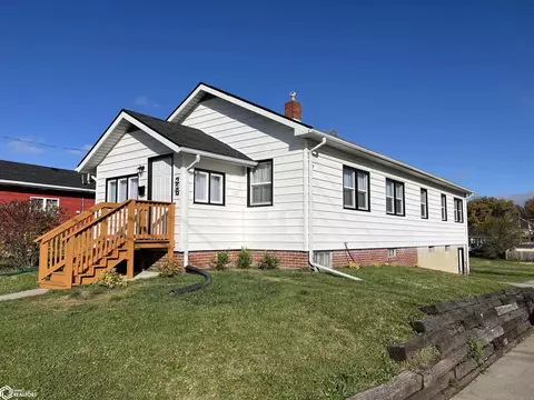 216 E 12th St N, Newton, IA 50208