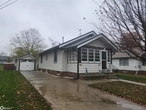 818 E 5th St N, Newton, IA 50208