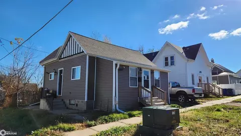 208 S 5th St, Marshalltown, IA 50158