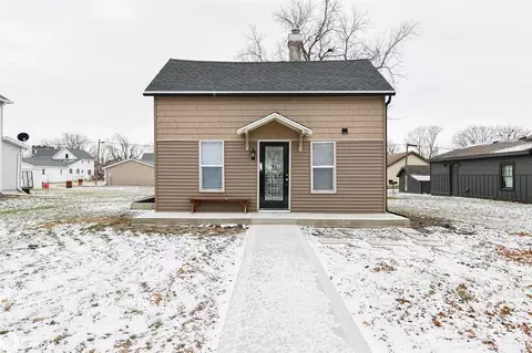 310 2nd St SW, State Center, IA 50247
