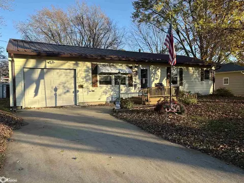 1016 Elizabeth St, Iowa Falls, IA 50126