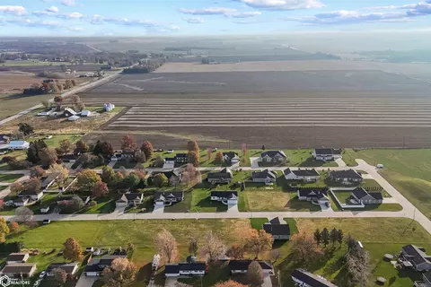 417 Laci Dru Dr, Mediapolis, IA 52637