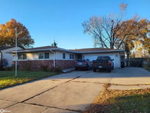 807 Arlington Dr, Marshalltown, IA 50158