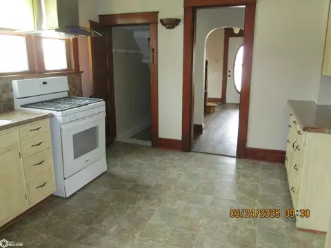 Entry Way - 207 E 5th St, Atlantic, IA 50022 photo 2 of 5