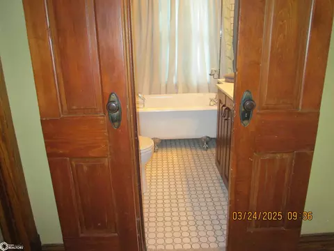 Bath - 207 E 5th St, Atlantic, IA 50022 photo 4 of 4