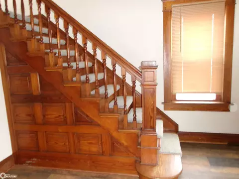 Entry Way - 207 E 5th St, Atlantic, IA 50022 photo 3 of 5