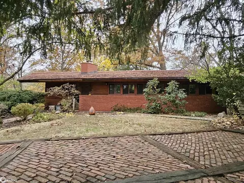 211 Hillcrest Dr, Oskaloosa, IA 52577
