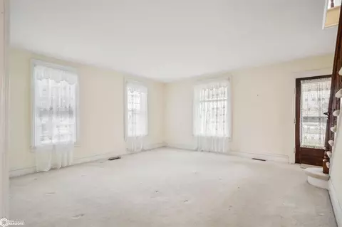 Living - 320 Park St, Donnellson, IA 52625 photo 4 of 4