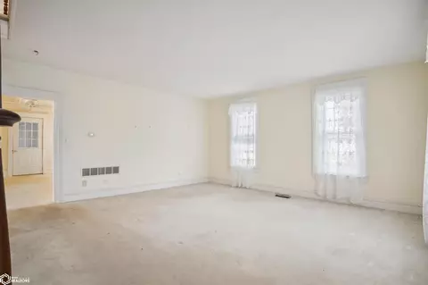 Living - 320 Park St, Donnellson, IA 52625 photo 3 of 4
