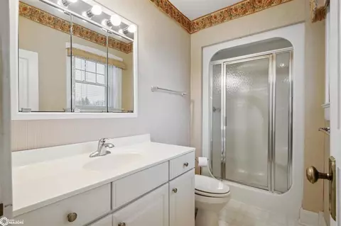 Bath - 320 Park St, Donnellson, IA 52625 photo 3 of 3
