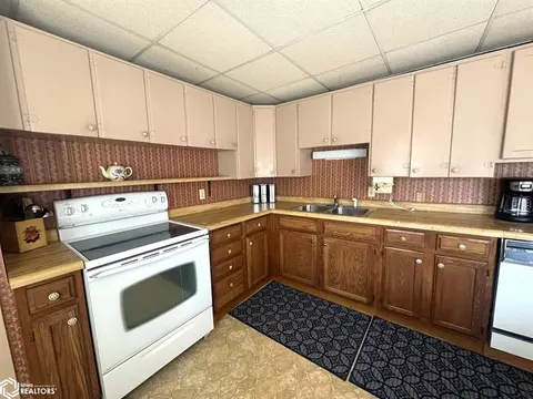 522 W Maple St, Centerville, IA 52544 photo 9