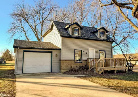 413 7th St SW, Hampton, IA 50441