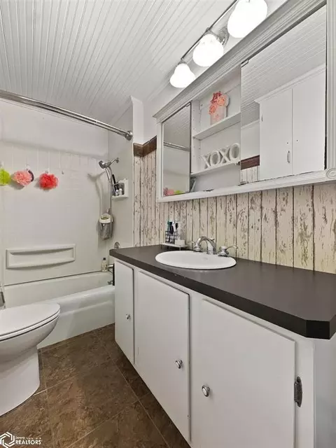 Bath - 503 2nd St NE, Hampton, IA 50441 photo 2 of 4