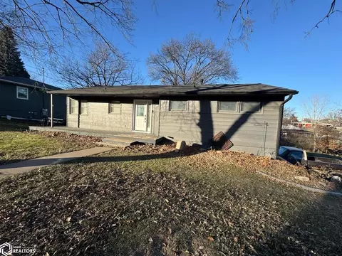 335 E Madison St, Centerville, IA 52544