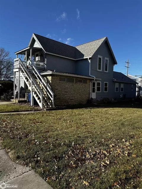 806 3rd St, Victor, IA 52347