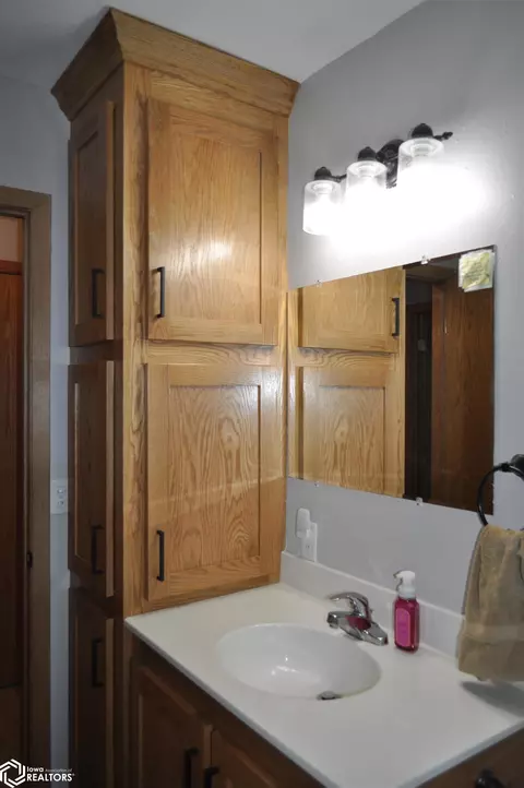 Bath - 411 W 2nd St, Glidden, IA 51443 photo 4 of 7