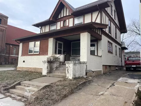 122 S Main St, Fairfield, IA 52556