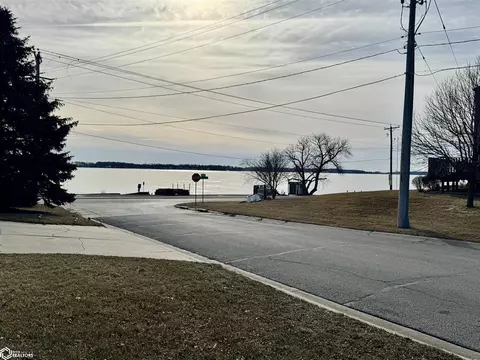 8 Orchard Ln, Clear Lake, IA 50428