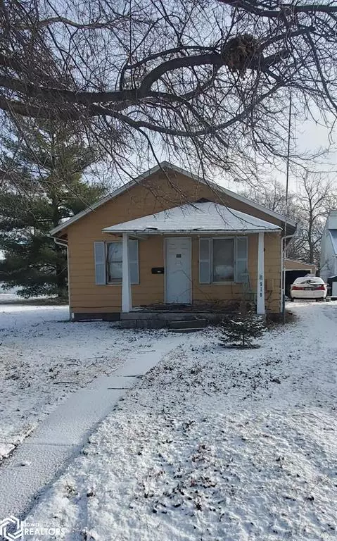 910 N 7th St, Chariton, IA 50049