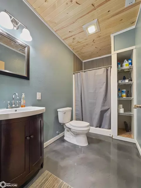 Bath - 216 Oak Hill Dr, Hampton, IA 50441 photo 11 of 12