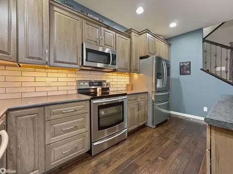 Kitchen - 216 Oak Hill Dr, Hampton, IA 50441 photo 5 of 7