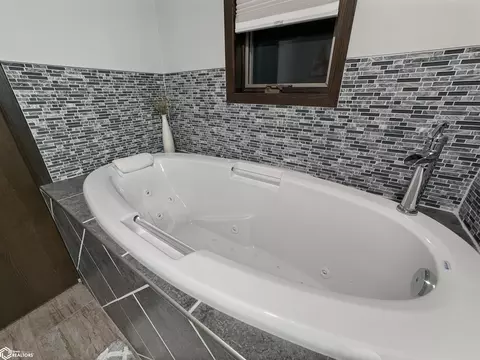 Bath - 216 Oak Hill Dr, Hampton, IA 50441 photo 5 of 12