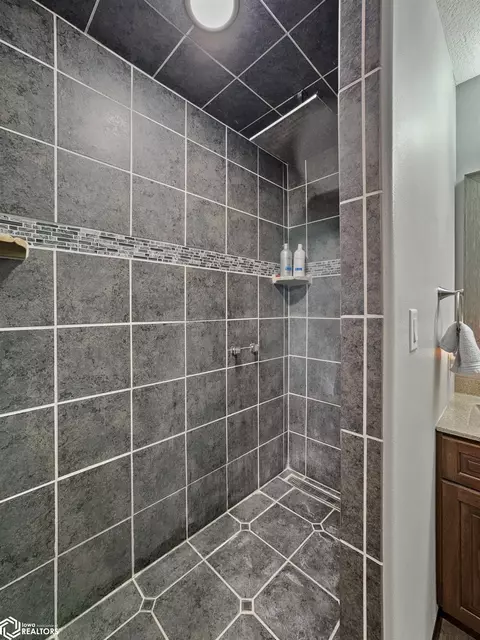 Bath - 216 Oak Hill Dr, Hampton, IA 50441 photo 6 of 12