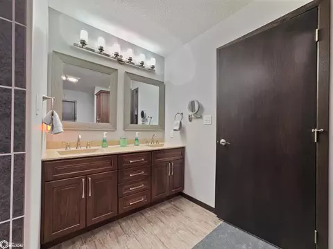 Bath - 216 Oak Hill Dr, Hampton, IA 50441 photo 7 of 12
