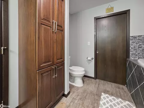Bath - 216 Oak Hill Dr, Hampton, IA 50441 photo 4 of 12