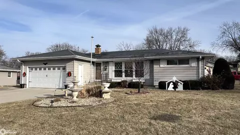 1128 Eastmoor Dr, Mason City, IA 50401