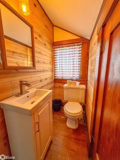 Bath - 1118 4th St NE, Hampton, IA 50441 photo 3 of 3