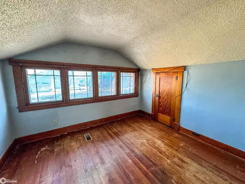 Bedroom - 1118 4th St NE, Hampton, IA 50441 photo 5 of 10