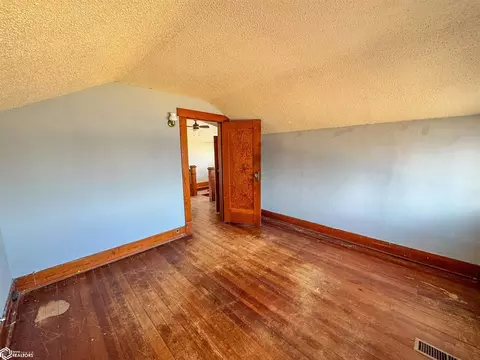 Bedroom - 1118 4th St NE, Hampton, IA 50441 photo 7 of 10