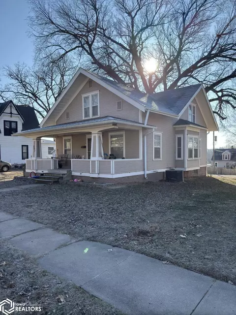 907 6th St, Corning, IA 50841