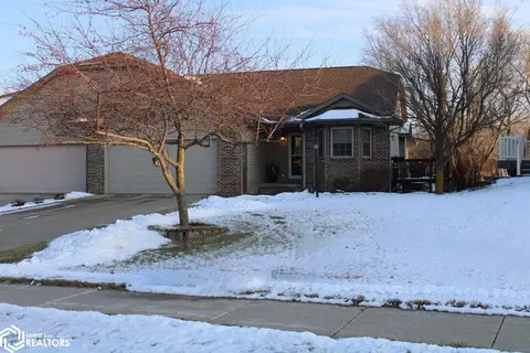 2212 Edgebrook Dr, Marshalltown, IA 50158