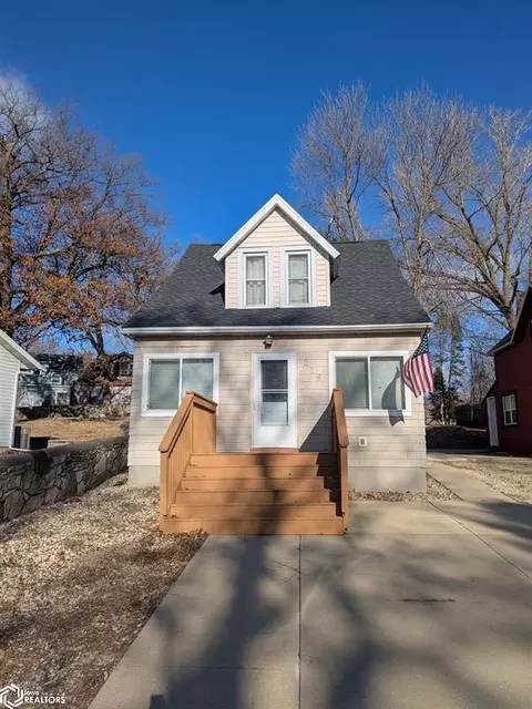 226 Glen Cove Dr, Clear Lake, IA 50428