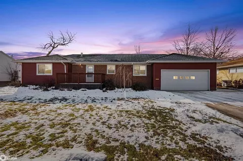 108 W Meadow Ln, Marshalltown, IA 50158