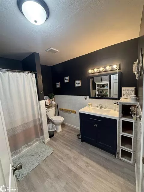 Bath - 1215 E Cross, Centerville, IA 52544 photo 1 of 3