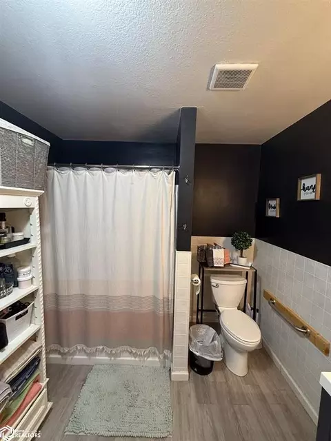 Bath - 1215 E Cross, Centerville, IA 52544 photo 2 of 3